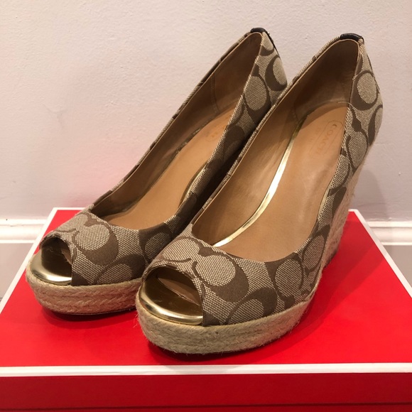 Coach signature wedges for those sunny ☀️ days! - Picture 3 of 8